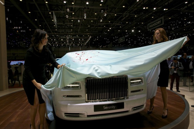 Rolls Royce Phantom Serenity ni prav nič fantomski. V Ženevi so ga javnosti takole odkrili.