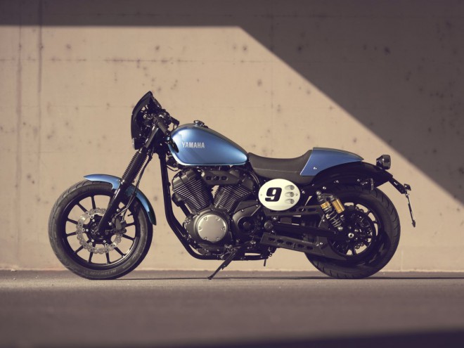 Das Motorrad Yamaha XV950 Racer hat einen ähnlichen Charakter wie der Mode Café Racer.