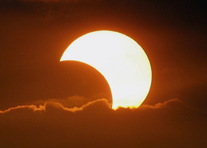 Največ, to je 68 odstotkov premera Sonca, bo Luna zakrila ob 10.40.