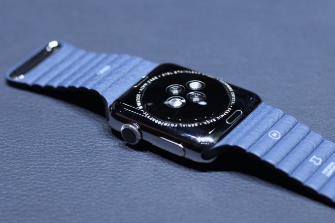 ''Podvozje'' pametne ure Apple Watch s senzorji za zaznavanje srčnega utripa.