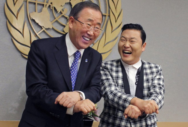 Ban Ki-moon se redno smeji, tokrat v družbi Psy-ja.