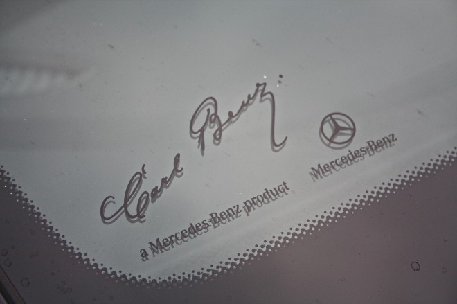 Eden od lepih detajlov je podpis enega od ustanoviteljev znamke na vetrobranskem steklu. Vse to pa ima svojo ceno. 