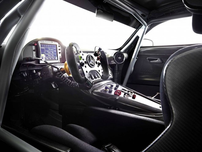 Interiér je nekompromisně závodní, s karbonovými sedadly, ochrannou klecí, závodním volantem a sekvenční převodovkou.
