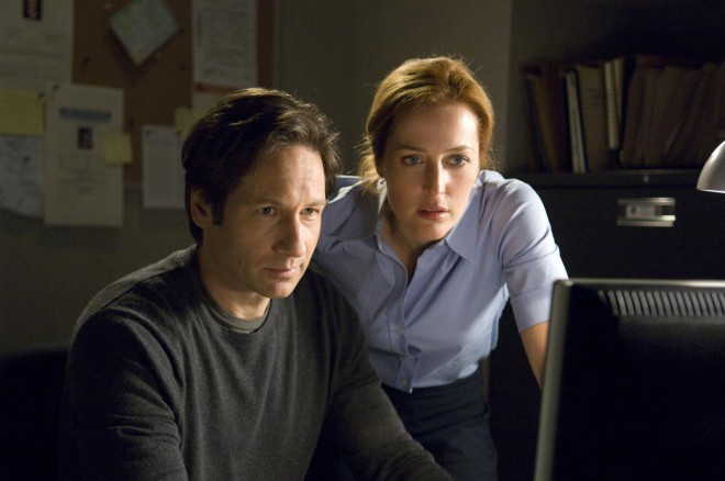 Mulder in Scully sta si popolno nasprotje. On verjame v nadnaravno, Scully pa je skeptična znanstvenica, ki išče tehtne dokaze.