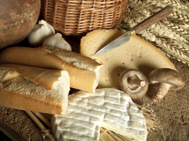 Picknick in Frankreich - Käse, Baguettes und Pilze