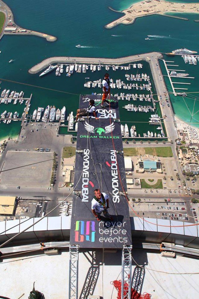 Odskočna deska na vrhu stolpnice Princess Tower v Dubaju.