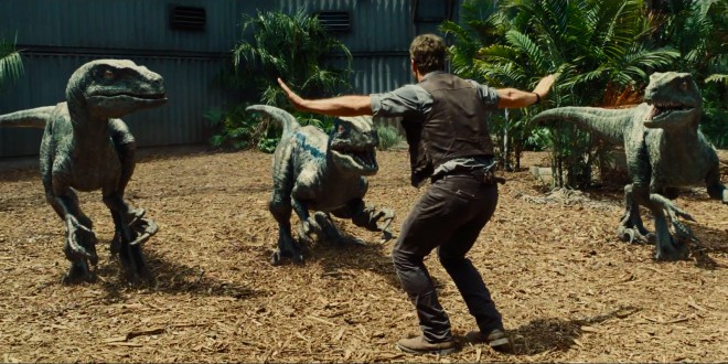 Owen Grady (Chris Pratt) dok trenira Velociraptore.