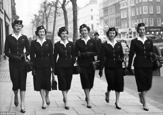 Uniformy letušek British Airway v 50. letech 20. století.