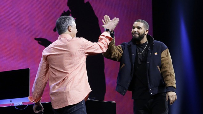 Apple's vice-president Eddy Cue verzorgde de presentatie van de dienst Apple Music en rapper Drake schoot hem te hulp.