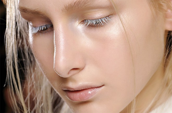 Une nouvelle tendance beauté en matière de maquillage est le « strobing » ou l’éclairage du visage. 
