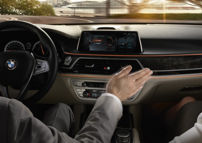 iDrive Gesture Control - iDrive boste lahko upravljali tudi z gestami. 