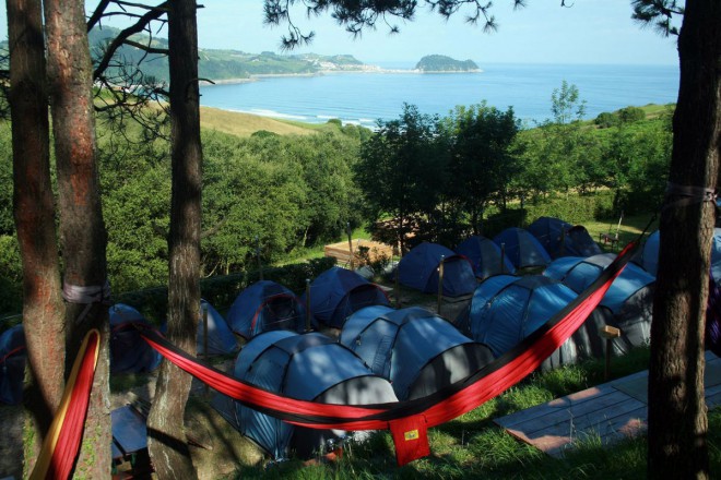 Do 2009. godine tečajevi su se održavali u Francuskoj, a zatim se surf kamp Ujusansa preselio u španjolski zaljev Zarautz.