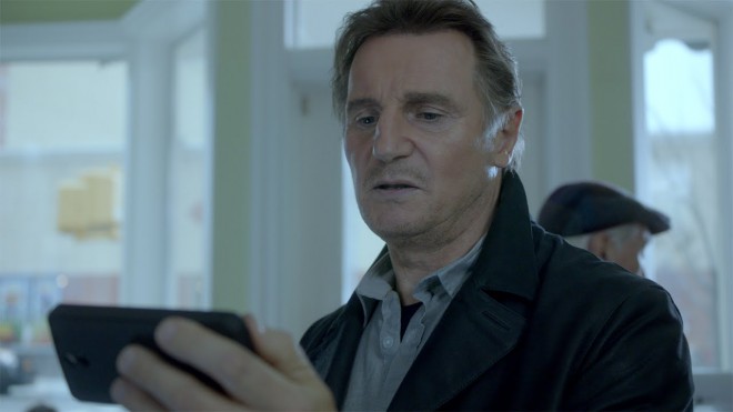 Liam Neeson v oglasu za Supercell, kjer se je vživel v svojo vlogo iz filmske serije Ugrabljena.