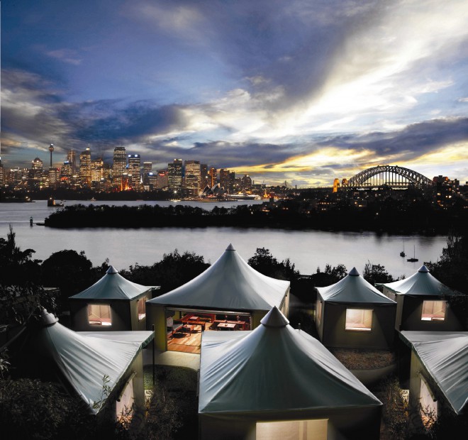 V živalskemu vrtu Taronga Zoo v Sydneyu, ki gleda na pristanišče, so na nabrežje postavili luksuzne safari šotore.