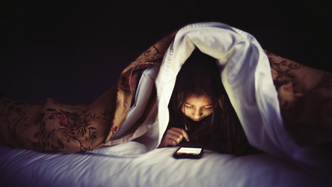 Uporaba pametnega telefona tik pred spanjem je škodljiva za naše zdravje.