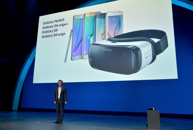 Samsung bo svoj Gear VR, ki se je cedil od leta 2014, zdaj ponudil tudi širši javnosti.
