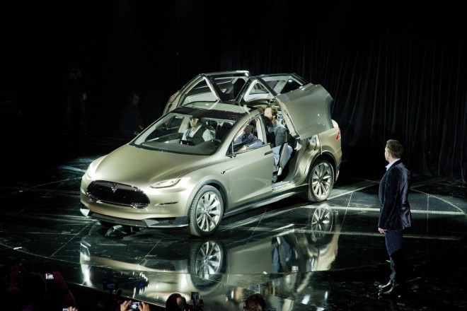 Elon Musk, o Steve Jobs do setor automotivo, com seu novo bebê.