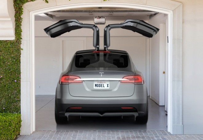 Tesla Model X chegará aos primeiros clientes este mês.