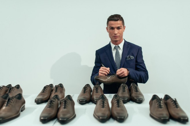 Cristiano Ronaldo ponosno podpisuje svojo novo linijo čevljev.