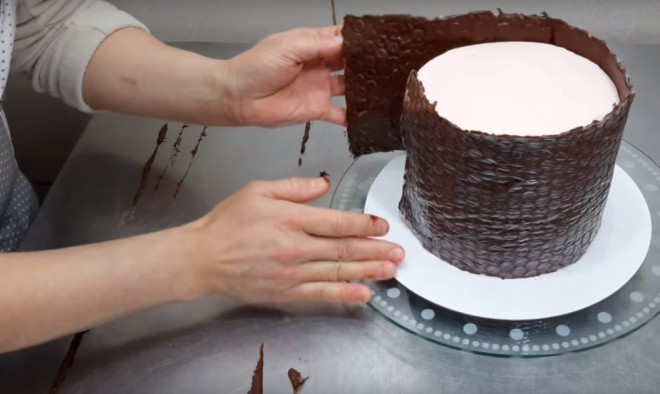 チョコレートとプチプチでケーキをデコレーション。