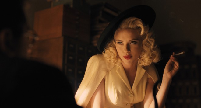 Scarlett Johansson interpreta a una actriz que queda embarazada justo antes de que su película entre en producción.