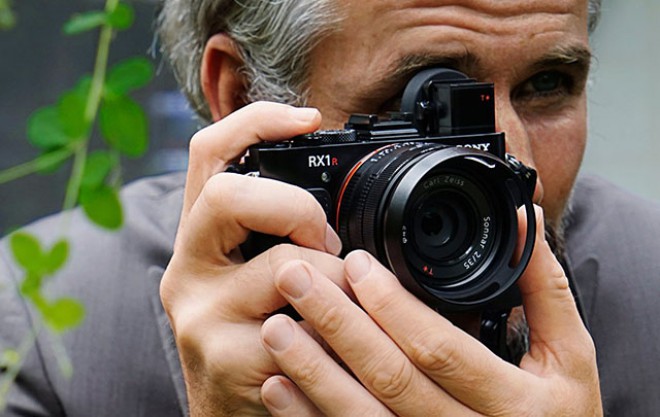 Sony RX1R II ima pop-up elektronsko iskalo.