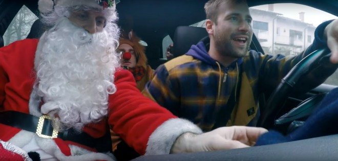 Djed Mraz i sob Rudolph zadavali su sijede nesuđenim vozačima.