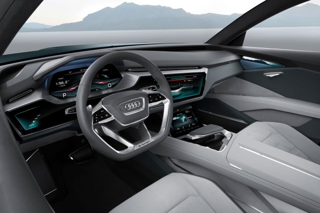 Audi v prihodnost s futuristično armaturno ploščo in na dotik občutljivim volanskim obročem.
