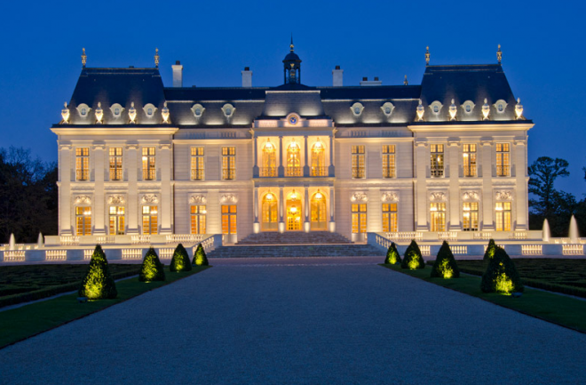 Dvorec Château Louis XIV   je bil prodan za vrtoglavo vsoto.
