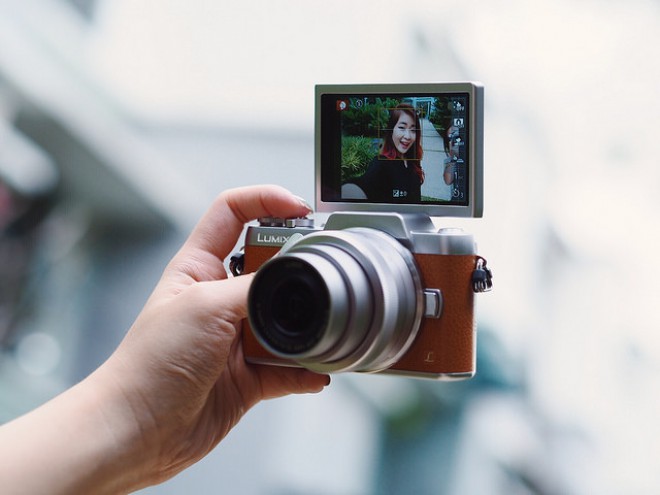 Funkcije kamere LUMIX GF8 vam pomagajo posneti še lepši selfie.