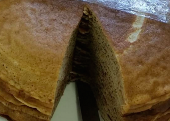 Bij nadere beschouwing blijkt dat het geen klassiek koekje is, maar op elkaar gestapelde pannenkoeken.