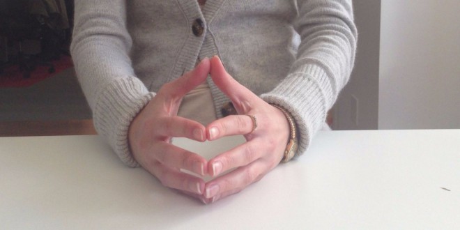 Roke oblikovane v kepico so najboljša rešitev, ko ne veste, kaj početi z rokami.