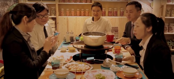 El concepto de mesa de comedor de Ikea que nos quita el smartphone de las manos mientras comemos.