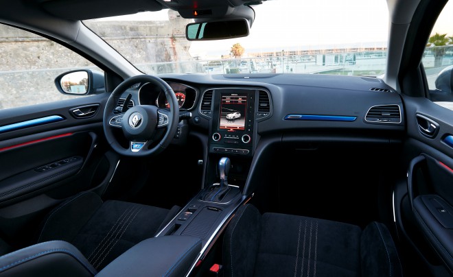 Notranjosti kraljuje velik LCD zaslon na katerem so dosegljive prav vse funkcije vozila. 