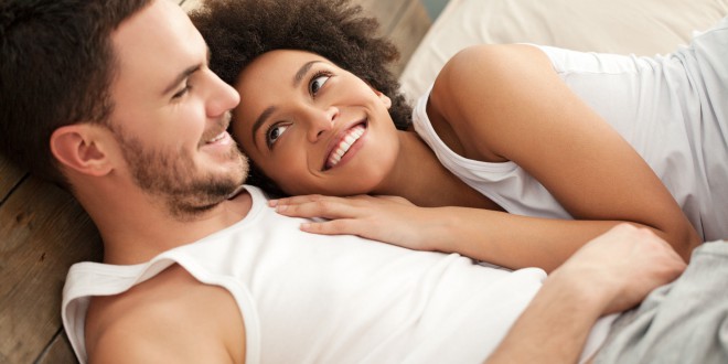 Tisti pari, ki spijo neoblečeni, so bolj zadovoljni v svojem zakonu.