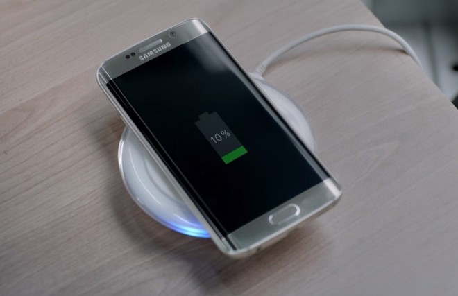 Samsung Galaxy S7 med ''prehranjevanjem''.
