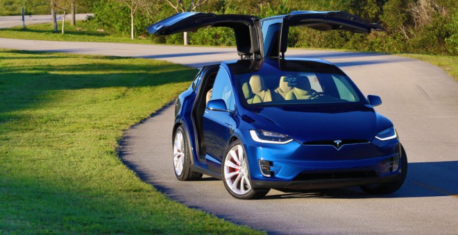Jeho vzhled to neprozradí, Tesla Model X P90D Ludicrous totiž není žádná sranda!