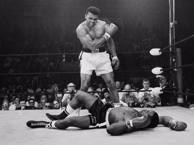 Muhammad Ali, když srazil Sonnyho Listona na kolena.
