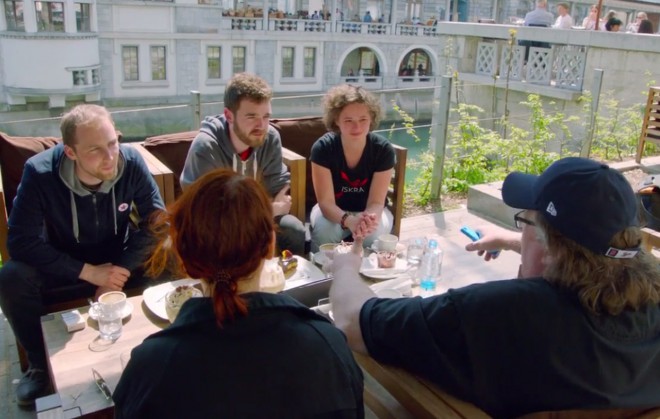 Foi assim que Michale Moore relaxou com os alunos do ano passado pela Ljubljanica.
