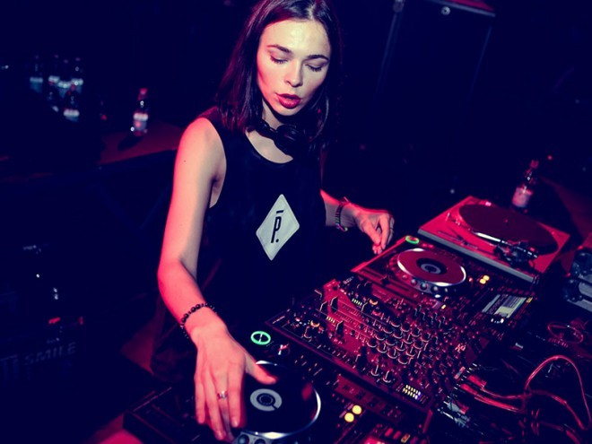 La russe Nina Kraviz, extrêmement occupée, a également trouvé du temps pour les fans slovènes de musique électronique.