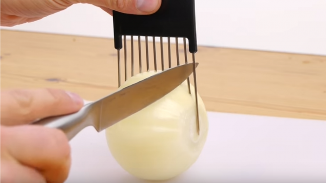 Trik z grabljicami za lase vam bo močno olajšal rezanje čebule.