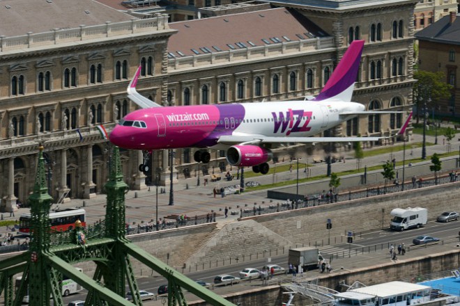 Nevarno nizek let WizzAira nad Budimpešto.