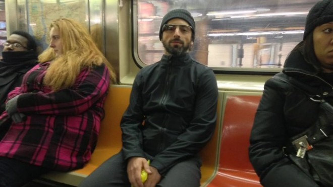 Sergey Brin z Googlovimi očali na podzemni železnici.