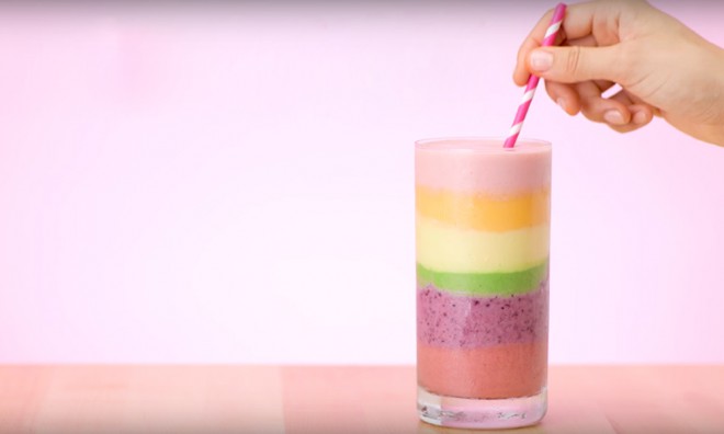 Mavrični smoothie vam bo v trenutku polepšal dan in vas napolnil z energijo.