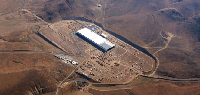 A maior fábrica do mundo cresce no meio do deserto.