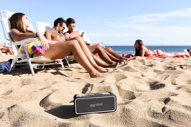 Prenosni zvočniki so odlična popestritev brezskrbnih uric na plaži.
