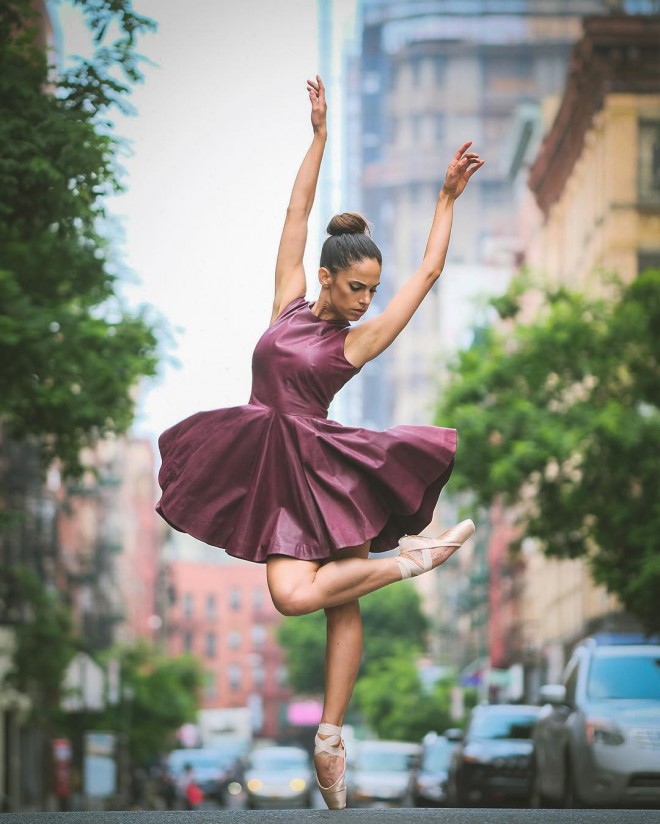Una ballerina nel centro di New York.