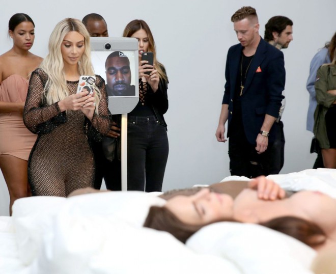 Zo was Kanye West aanwezig bij de opening van zijn tentoonstelling Famous by Kanye West in de stijl van Shaldon.