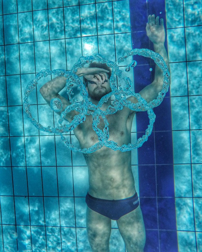 Nizozomski plavalec Sebastiaan Verschure med ustvarjanjem olimpijskih krogov pod vodo.