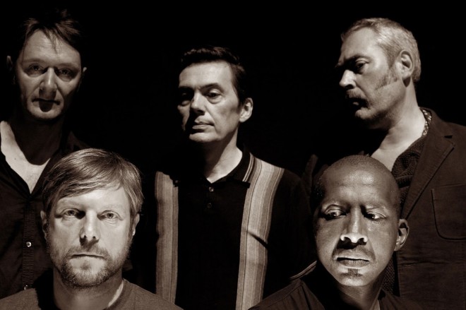 Skupina Tindersticks je svojo prvo ploščo, dovršen 79–minutni dvojni album, ki se ni oziral na prevladujočo glasbeno sceno, izdala leta 1993.